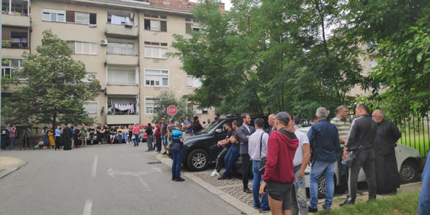 Митрополит напустио зграду полиције у Подгорици: Верни народ и свештенство чекали Амфилохија